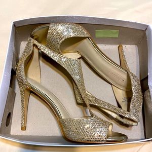Davids bridal- Gold heels